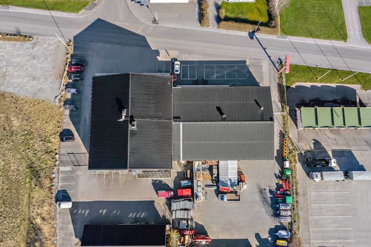 Stenungsund Företagscenter ovanifrån, med tak, parkeringsplatser och asfalterad gård